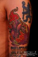 Tatuaje de corazón en llamas en el brazo
