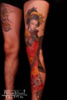 Tatuaje de una geisha en la pierna