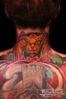 Tatuaje de gato japonés en la nuca