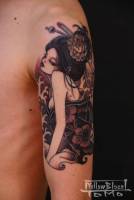 Tatuaje de geisha entre olas en el brazo