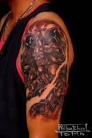 Tatuaje de ogro japonés, Oni, en el brazo.