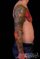 Tatuaje de calaveras guerreras en el brazo