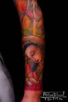 Tatuaje de flores y una chica en el brazo