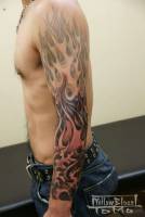 Tatuaje de fuego y agua en el brazo.