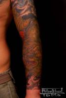 Tatuaje japonés,  brazo entero, de un León de Fu