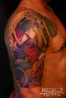 Tatuaje de geisha y dragon. Medio brazo.