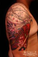 Tatuaje de un paisaje con olas, con una rama de cerezo con floreas cayendo y una carpa nadando por el agua