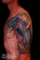 Tatuaje de una carpa remontando el brazo dentro del agua
