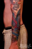 Tatuaje a color de fénix en el brazo