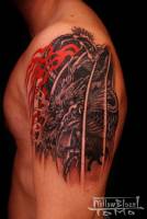 Tatuaje de dragón en el brazo.