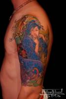 Tatuaje de geisha a color, en el brazo.