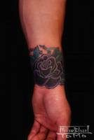 Tatuaje de brazalete de rosas