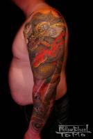 Tatuaje de un dragón a color en el brazo