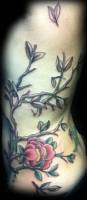Tatuaje de una rama de árbol florida para mujeres