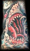 Tatuaje de un agresivo tiburón saliendo del agua