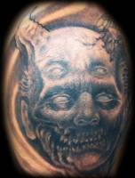 Tatuaje de un monstruo con 4 ojos y cuernos