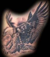 Tatuaje de un águila calva a punto de cazar