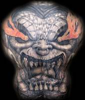 Tatuaje de un monstruo de ojos llameantes
