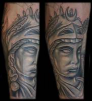 Tatuaje de una estatua de un dios