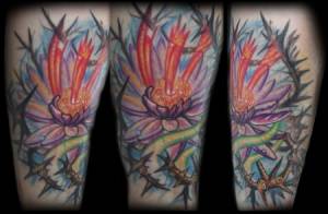 Tatuaje de una flor rodeada de espino