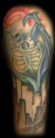 Tatuaje de un esqueleto alado, con corona de santo