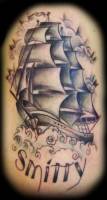 Tatuaje de un gran velero de tres mástiles