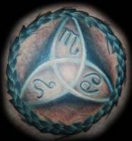Tatuaje de un simbolo celta con algunos símbolos del zodiaco