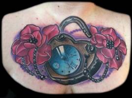 Tatuaje de un corazón cerrojo con un reloj dentro y algunas flores