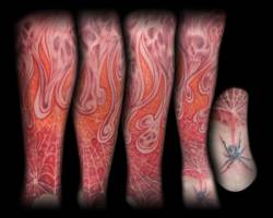 Tatuaje de llamas en la pierna con telarañas