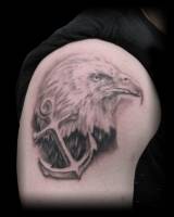 Tatuaje de una águila americana con una ancla