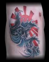 Tatuaje de un sol japonés y grandes olas