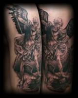 Tatuaje de un ángel atacando a un demonio