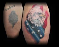 Tatuaje de un águila americana, con su bandera