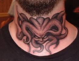 Tatuaje de una cabeza de monstruo con muchos tentaculos