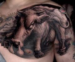 Tatuaje de un toro furioso