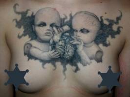 Tatuaje de dos bebes monstruosos con el corazon en la mano