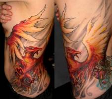 Tatuaje de un fenix en llamas
