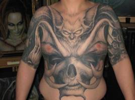 Tatuaje de un monstruo vampiro en todo el torso
