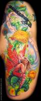Tatuaje de un hada sentada en una flor y una libélula