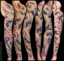 Tatuaje del brazo con una funda de piel alienígena