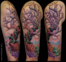 Tatuaje de un árbol con hiedra