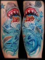 Tatuaje de tiburones a punto de devorar una niña en una barca