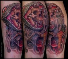 Tatuaje de la muerte con una serpiente comiéndosela