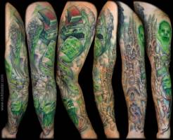 Tatuaje en el brazo de un mundo alienígena y una cámara fotográfica retratandolo