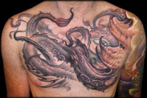 Tatuaje de tentáculos de pulpo en el pecho