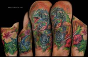 Tatuaje de un camaleón entre flores