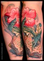 Tatuaje de una planta con flor saliendo de un libro