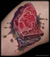 Tatuaje de una maleta hecha de carne