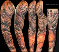 Tatuaje de piel alienígena mecanizada en el brazo