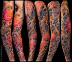 Tatuaje manga de piel alienígena en el brazo
